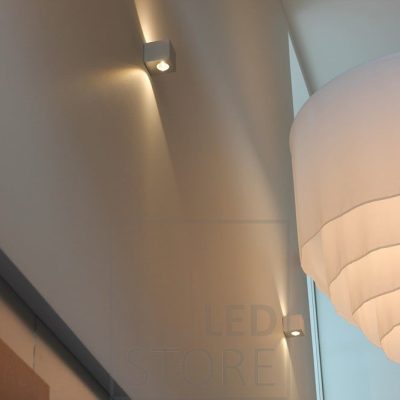 CUBIC led seinävalo kahteen suuntaan korostamassa tilan korkeutta ja valaisemassa tilaan tunnelmallista valoa seinän kautta. Ledstore.fi
