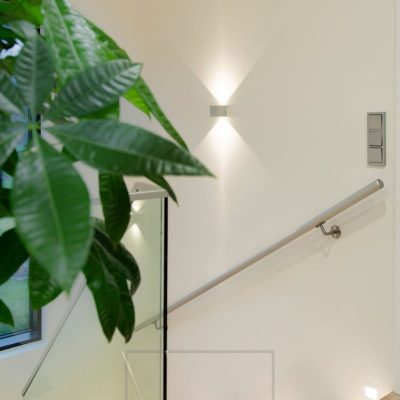 CUBIC led seinävalo valaisee kahteen suuntaan. Valaisin on erinomainen portaikon valaisuun ja korostamaan tilan korkeutta. CUBIC seinävalaisimen lisäksi askelmavalaistus upotettavilla In-wall led seinävalaisimilla. Ledstore.fi