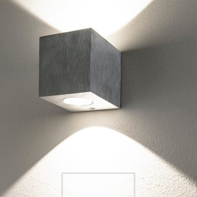 CUBIC 2 led seinävalaisin. CUBIC 2 harjattu on pelkistetty ja moderni muotoilultaan ja antaa valoa ylös ja alaspäin. Valo muodostaa seinälle kauniin viuhkakuvion. Tämä minimalistinen kaunotar sopii erinomaisesti moderneihin koteihin. Ledstore.fi