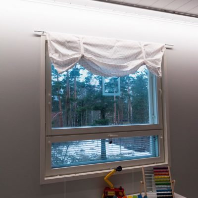 Makuuhuoneessa epäsuora valaistus seinää päin suunnatulla led profiililla. Ledstore.fi
