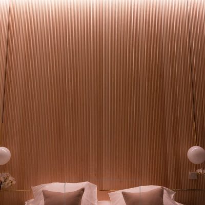 Makuuhuoneen kaunista panelointia korostettu epäsuoralla valaistuksella. Ledstore.fi