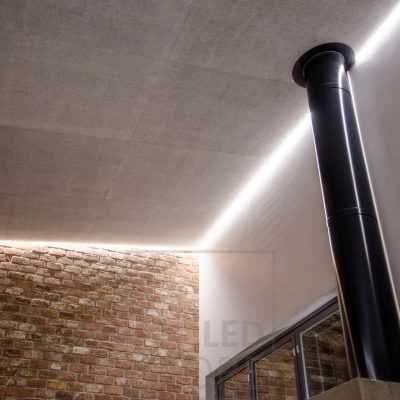 Olohuoneen katon rajassa värilämpötilasäädettävä epäsuora valaistus luomassa tunnelmavalaistusta tilaan. Ledstore.fi