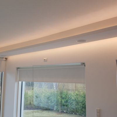 Epäsuoraa valoa olohuoneessa kahteen suuntaan. Yksi led lista suunnattu alas katon ja seinän välistä ja toinen suunnattu ylös- ja eteenpäin alaslaskuhyllyn yläpuolelta. Ledstore.fi