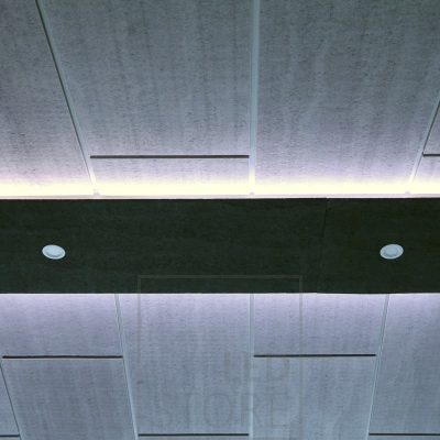 Epäsuoraa valoa katossa kahteen suuntaan. Lisävalaistuksena spotit. Ledstore.fi