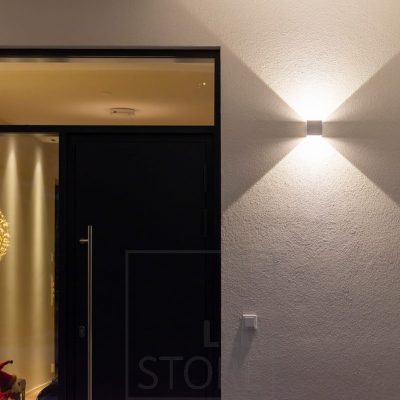 Kaunis ja minimalistinen FUNK-seinävalaisin valaisee seinän kautta selkeällä valonkuviolla. Valaisin on pelkistetty ja moderni. Ledstore.fi