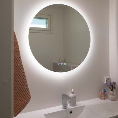 WC:ssä reilusti valoa tuo himmennettävä kolmen värilämpötilan ja huurunpoistotoiminnon sisältävä MOON 800 CCT valopeili. © LedStore