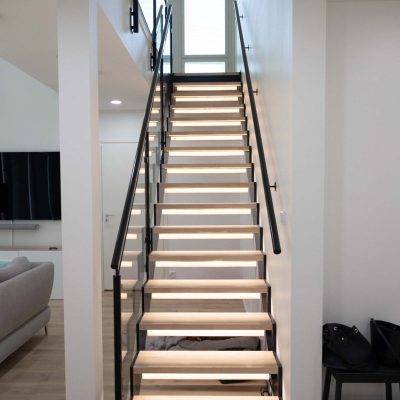 Portaikkoa voi käyttää myös valaistuselementtinä. Valaistus portaassa tuo tilaan ilmettä ja kulkuun turvallisuutta. © LedStore