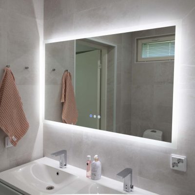 Kylpyhuoneessa reilusti valoa tuo himmennettävä kolmen värilämpötilan ja huurunpoistotoiminnon sisältävä HALO1200 CCT valopeili. © LedStore