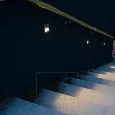 Upotettavat led seinävalaisimet IN-WALL OUT valaisemassa portaita ulkona. Kulkuväylien valaiseminen luo turvallisuutta ja valaistus on tunnelmallinen. Ledstore.fi