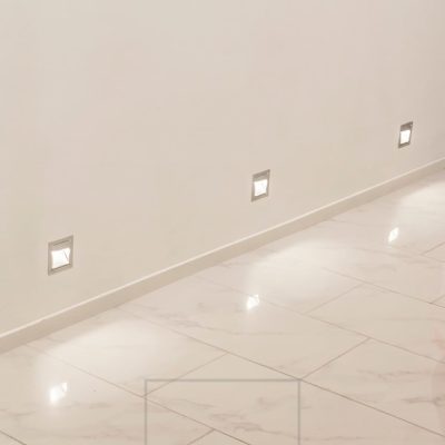 IN-WALL upotettavat seinävalaisimet luomassa epäsuoraa valoa lattiatasoon. Sopii käytettäväksi portaikoissa askelmavalaisimena tai käytävätilojen kulkuvalona. Kytkemällä IN-WALL valaisimet läsnäolotunnistimeen, saat toimivan ratkaisun yövalaistukseksi. Ledstore.fi
