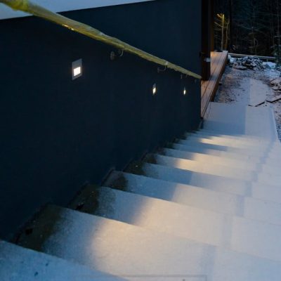 Upotettavat led seinävalaisimet IN-WALL OUT valaisemassa portaikkoa ulkona. Kulkuväylien valaiseminen luo turvallisuutta ja valaistus on tunnelmallinen. Ledstore.fi