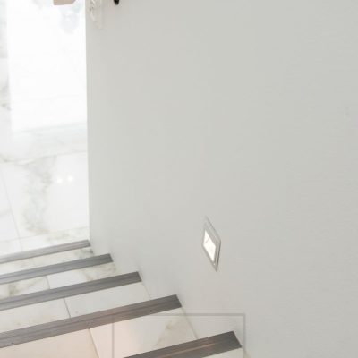 Porrasvalo led IN-WALL valaisemassa pehmeää ja tunnelmallista valoa. Upotettava seinävalaisin on modernin pelkistetty ja tyylikäs. Saatavana myös mustana ja valkoisena sekä sisäänrakennetulla läsnäolotunnistimella. Ledstore.fi 