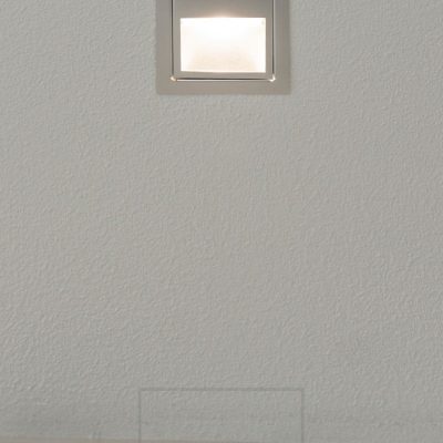 Porrasvalo led IN-WALL valaisemassa pehmeää ja tunnelmallista valoa. Upotettava seinävalaisin on modernin pelkistetty ja tyylikäs. Saatavana myös mustana ja valkoisena. Ledstore.fi 