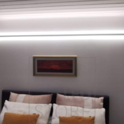 Makuuhuoneessa INDIRECT 2 kahteen suuntaan valaiseva led-profiili. Ledstore.fi