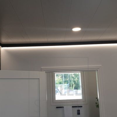 Sisustuksellisessa, mustassa seinäprofiilissa led valonauha antamassa epäsuoraa valoa. Ledstore.fi
