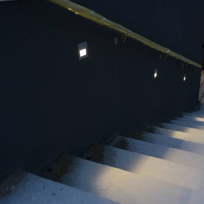 In-wall muurivalaisin upotettuna sokkeliin valaisemaan ulkoportaikkoa. LedStore.fi