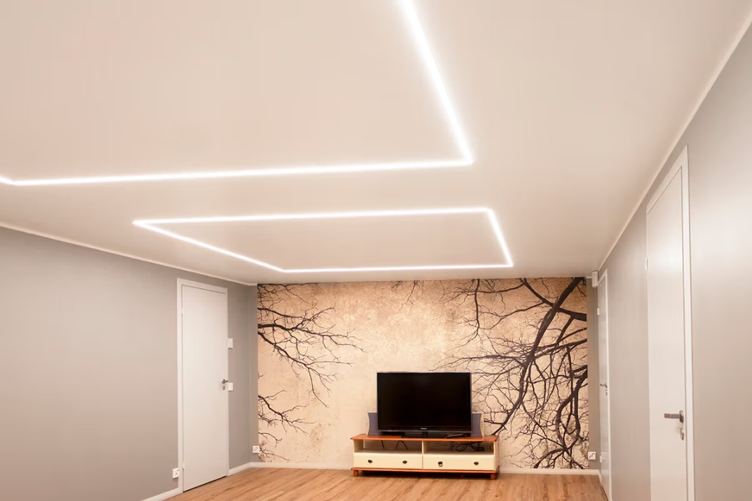 Minimalistinen olohuone perheen kodissa Espoon Kaitamäessä, jossa LedStore.fi:n LED-kattovalot luovat tyylikkään valaistuskokonaisuuden. Olohuoneessa on TV-taso sekä näyttävä seinämaalaus, jota korostaa laadukas LED-valaistus. - LedStore Minimalistinen olohuone perheen kodissa Espoon Kaitamäessä, jossa LedStore.fi:n LED-kattovalot luovat tyylikkään valaistuskokonaisuuden. Olohuoneessa on TV-taso sekä näyttävä seinämaalaus, jota korostaa laadukas LED-valaistus.
