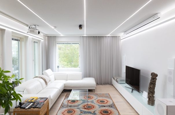LED-stripbelysning i tak och på vägg, ljuset öppnas både uppåt och nedåt. © LedStore