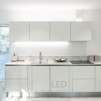 Kauniissa valkoisessa keittiössä valaisemassa led nauhat 4000K neutraalilla valkoisella valolla joka korostaa keittiöön valittuja puhtaita sävyjä. Ledstore.fi