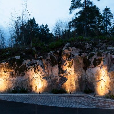 SPIKE maavalot valaisemassa kalliota tunnelmallisella, epäsuoralla valolla. Ledstore.fi