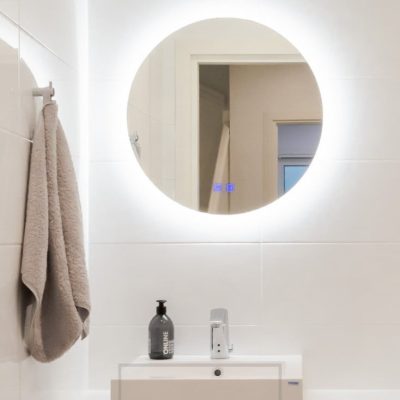 Tunnelmallista valoa kylpyhuoneessa valopeilillä. Peili on 600 mm halkaisijaltaan, joten se sopii hyvin myös pienempiin tiloihin. Ledstore.fi