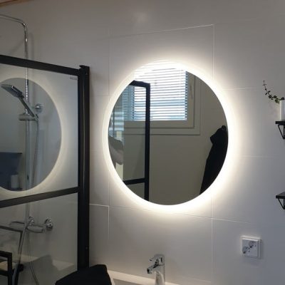 Kylpyhuone valaistu spottivalaistuksella sekä led valopeilillä. Ledstore.fi