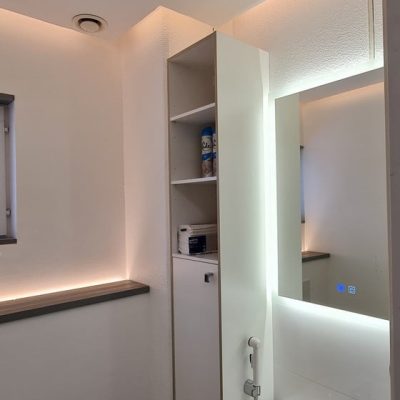Kylpyhuoneeseen luotu tunnelmallinen ja monipuolinen valaistus täysin epäsuoralla valolla. Ledstore.fi