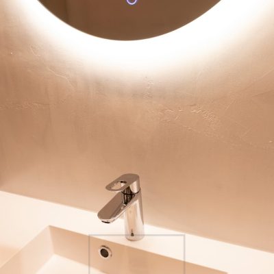 Pyöreä MOON valopeilissä valo tulee epäsuorasti sivulta joten peilin takana olevan seinän väri ja kiiltoaste vaikuttavat valotehoon merkittävästi. Ledstore.fi