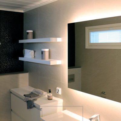 Kylpyhuoneessa pehmeä ja tunnelmallinen valaistus valopeilillä ja tason alla valaisevalla led valonauhalla. Ledstore.fi
