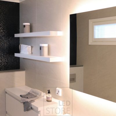 Kylpyhuoneessa täydentävä pehmeä ja tunnelmallinen valaistus valopeilillä. Ledstore.fi
