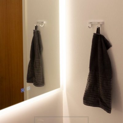 Pienempi HALO valopeili valaisemassa kylpyhuonetta. Peili on tyylikäs ja tuo tunnelmaa tilaan. Ledstore.fi