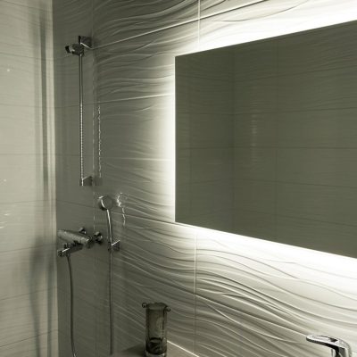 Iso suorakulmion mallinen valopeili HALO valaisee seinän kautta ja tuo esiin tekstuurilaattaa sekä tuo kylpyhuoneeseen tunnelmaa. Ledstore.fi