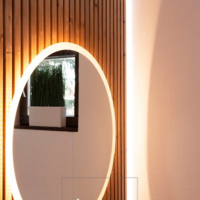 Iso valopeili MOON ja paneelin takana valaiseva led nauha luo pehmeän valaistuksen kylpyhuoneeseen.  Sekä peili että led valonauha ovat värilämpötilasäädettäviä. Ledstore.fi