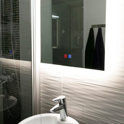 Led valopeili HALO valaisee tyylikkäästi kylpyhuonetta ja korostaa kuviolaattaa peilin takana. Ledstore.fi