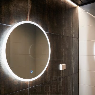 MOON valopelli valaisemassa kylpyhuoneeseen epäsuoraa valoa seinän kautta. Valo tulee epäsuorasti joka sivulta, joten peilin takana olevan seinän väri ja kiiltoaste vaikuttavat valotehoon merkittävästi. Ledstore.fi 