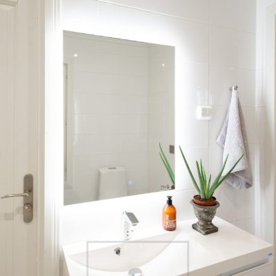 HALO valopeili on tyylikäs lisä kylpyhuoneen valaistukseen. Tässä laadukkaassa metallirunkoisessa peilissä on huurunpoisto, himmennys ja värilämpötilansäätö ja tyylikkäät hipaisupainikkeet. Ledstore.fi