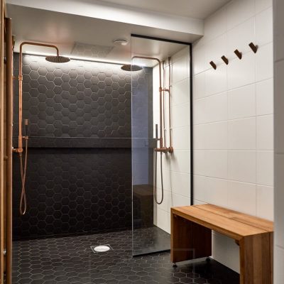 Pesuhuoneessa led-plafondi yleisvalaistuksena ja suihkujen takana erikoislaattaa korostamassa epäsuorasti valaiseva led-valonauha. Ledstore.fi