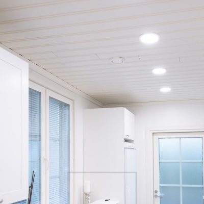 Monikäyttöinen led-plafondi valaisemassa kodinhoitohuoneeseen tasaista ja tehokasta yleisvaloa. Ledstore.fi