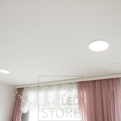 Pyöreät led paneelit laadukkaana yleisvalaistuksena valaisemassa tasaista valoa. Led plafond 240 UPPOAVA, 17W on monikäyttöinen valaisin kodin sisä-ja ulkotiloihin. Ledstore.fi