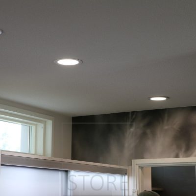 Modernin minimalistinen plafondi valaisemassa miellyttävää tasaista valoa. Ledstore.fi