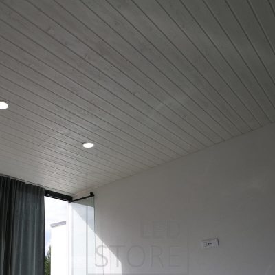 Modernin minimalistinen plafondi valaisemassa miellyttävästi olohuonetta vinosta katosta. Ledstore.fi