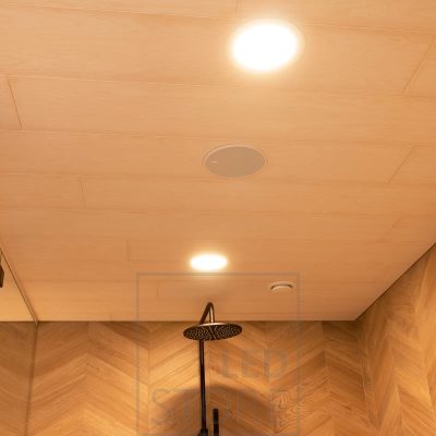 Modernin minimalistinen plafondi valaisemassa  miellyttävästi kylpyhuonetta tasaisella valolla. Ledstore.fi