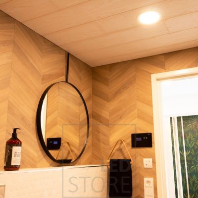 Moderni plafondi valaisemassa  miellyttävästi kylpyhuonetta tasaisella valolla, ja minimalistisen muotoilunsa ansiosta se ei kiinnitä liikaa huomiota. Ledstore.fi