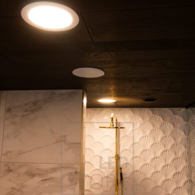 Led plafondit valaisemassa kylpyhuonetta. Valaisin on himmennettävä, valon väri on säädettävä (2800K-5500K) ja se on kosteussuojattu. Ledstore.fi