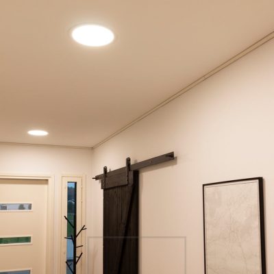 Eteisen valaistuksena UPPOAVA-plafondit. Valaisin on monikäyttöinen ja valaisee tasaisesti ja tehokkaasti. Ledstore.fi