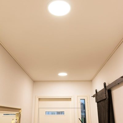 Eteisen valaistuksena UPPOAVA-plafondit. Valaisin on monikäyttöinen valaisin kodin sisä-ja ulkotiloihin. Ledstore.fi
