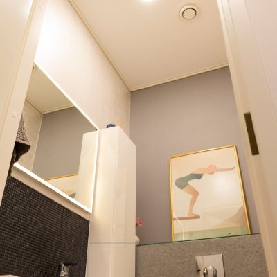 WC-tilassa plafondi valaisemassa tasaista yleisvalaistusta tilaan. Ledstore.fi