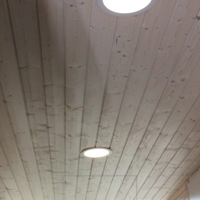 Led-plafondi ulkona. Plafondin tiiviyden ja kosteussuojan vuoksi ne sopivat käytettäväksi myös katoksissa ja terasseilla. Ledstore.fi