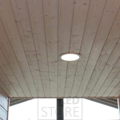 Led-plafondi ulkona. Paneelin tiiviyden ja kosteussuojan vuoksi ne voidaan huoletta asentaa myös katoksiin ja terasseille. Ledstore.fi