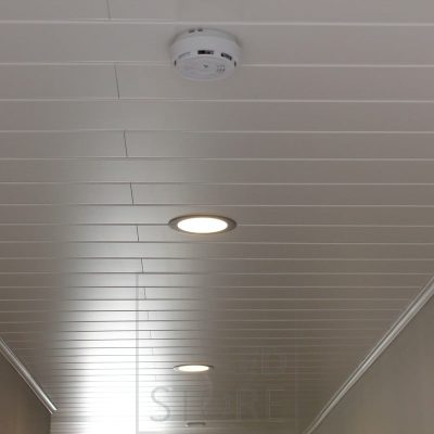 Käytävän tasaisena valaistuksena led-plafondit. Led-paneeli antaa hyvän valon esimerkiksi tiloihin, joissa on vain vähän luonnonvaloa. Ledstore.fi